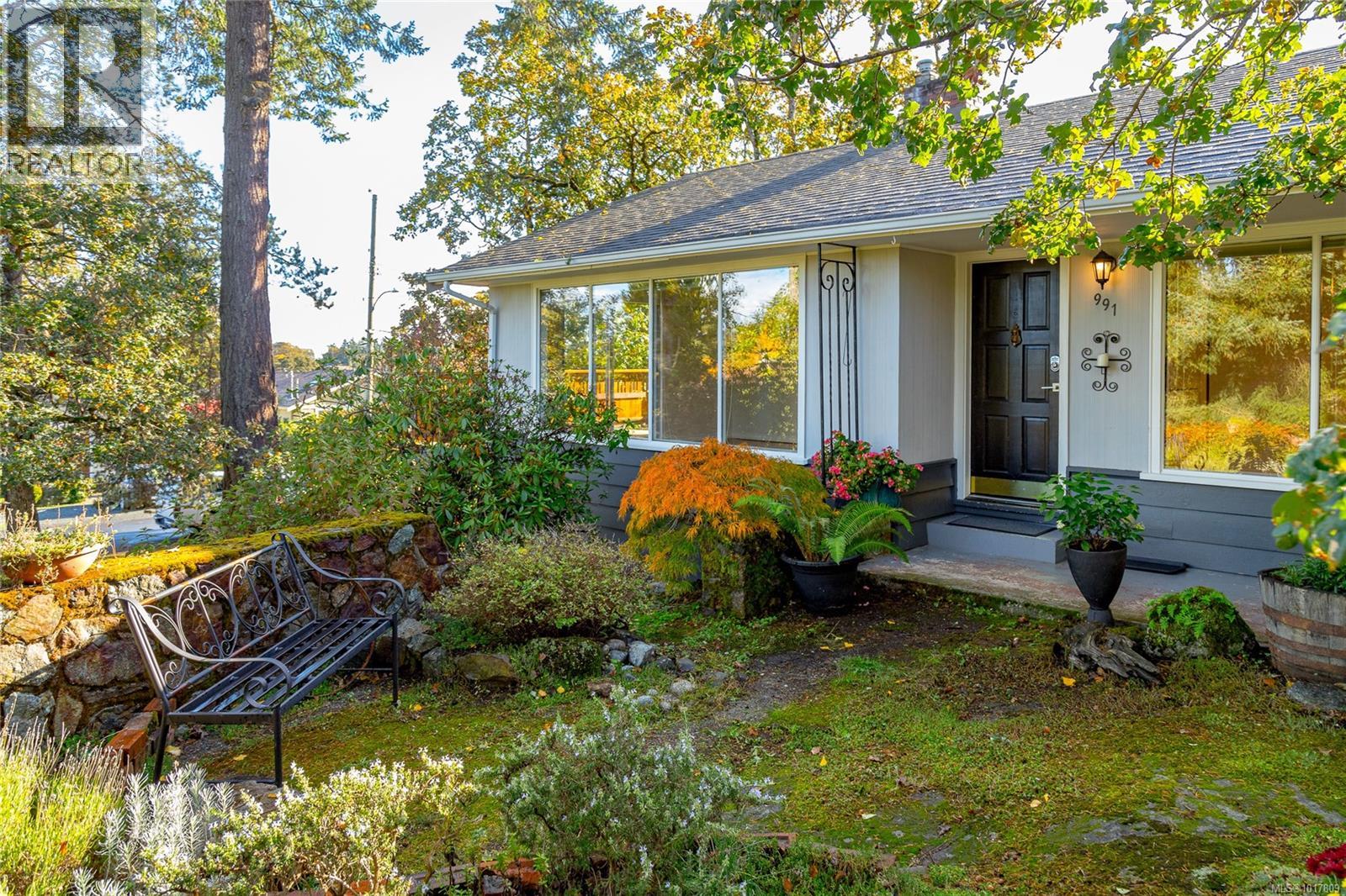 991 Snowdrop Avenue, Saanich