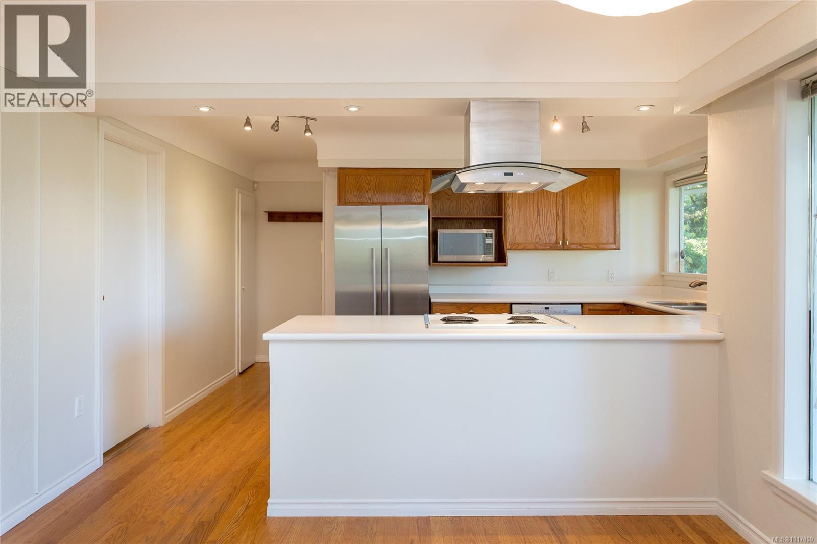 991 Snowdrop Avenue, Saanich