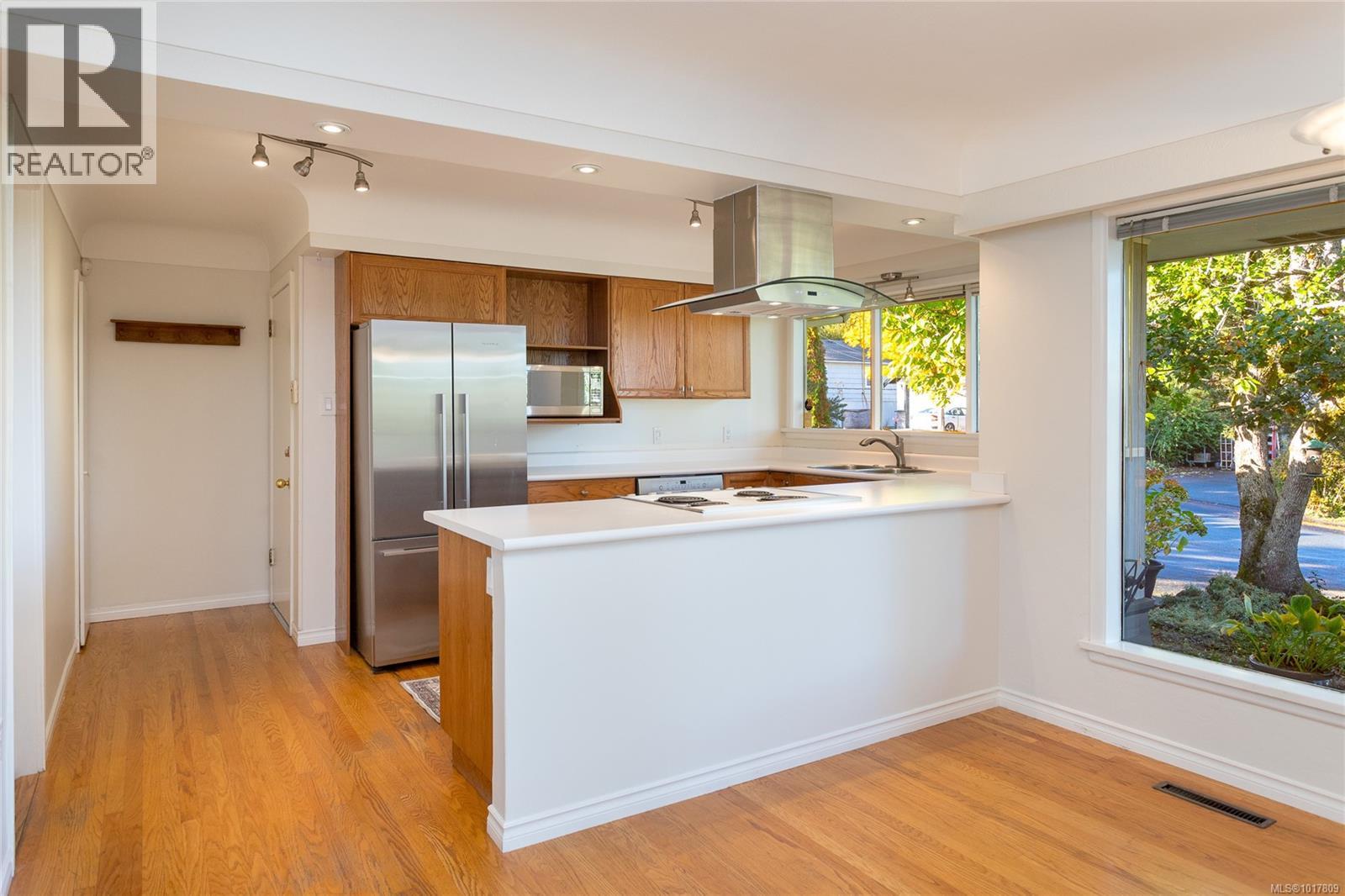 991 Snowdrop Avenue, Saanich