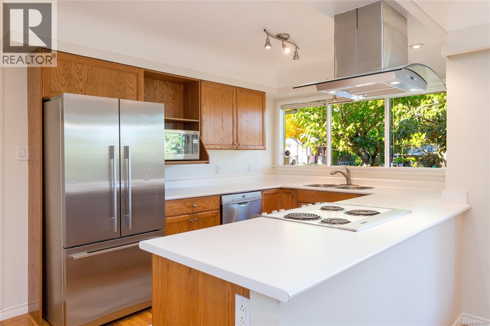 991 Snowdrop Avenue, Saanich