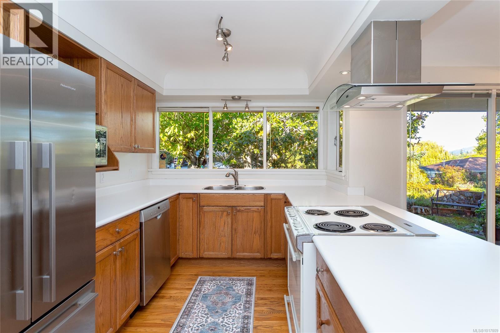 991 Snowdrop Avenue, Saanich