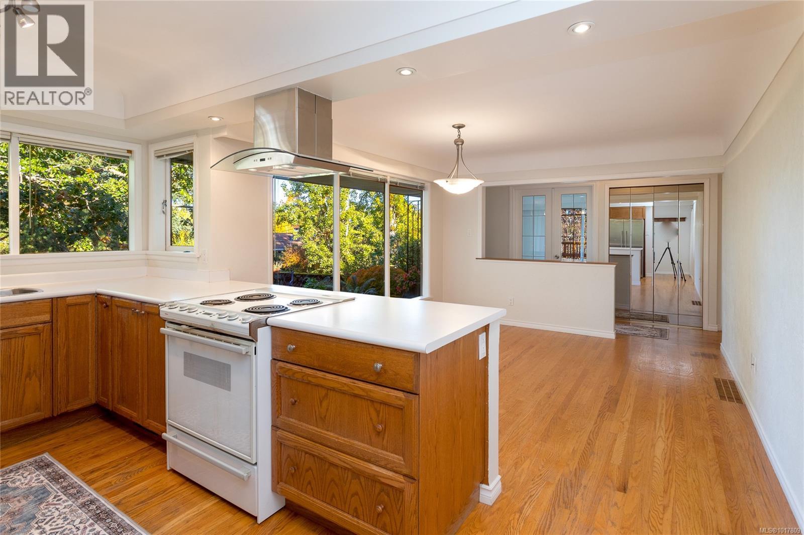 991 Snowdrop Avenue, Saanich