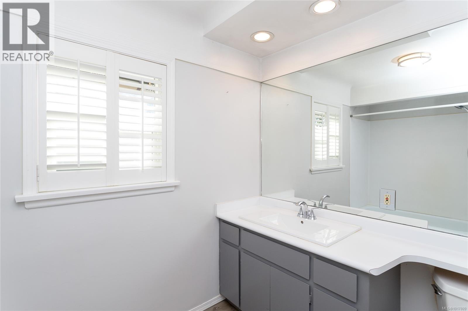 991 Snowdrop Avenue, Saanich