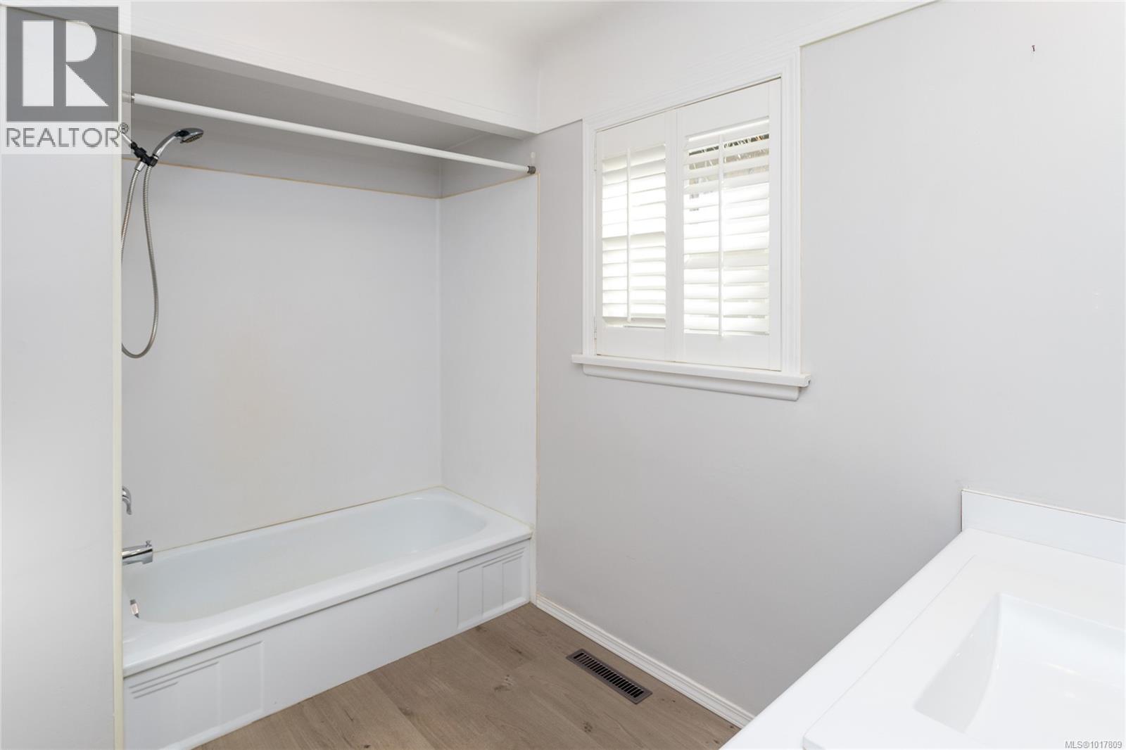 991 Snowdrop Avenue, Saanich