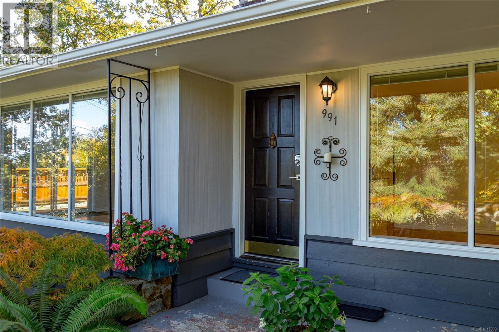 991 Snowdrop Avenue, Saanich