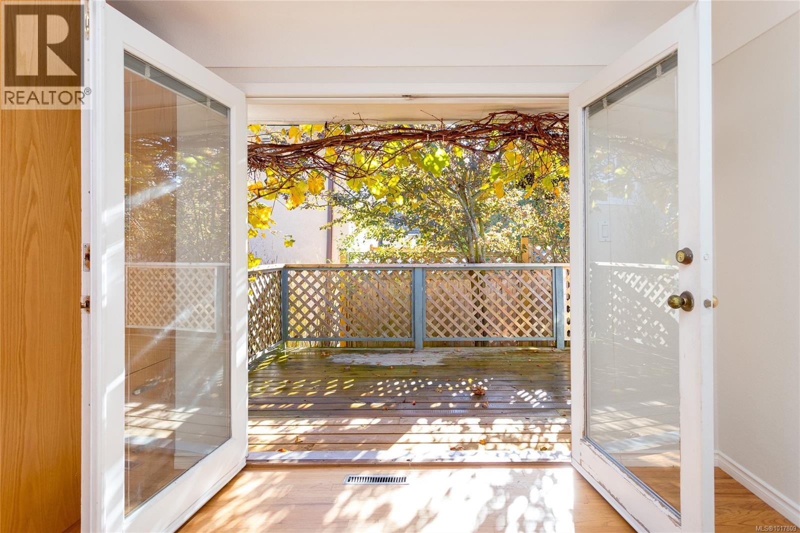 991 Snowdrop Avenue, Saanich