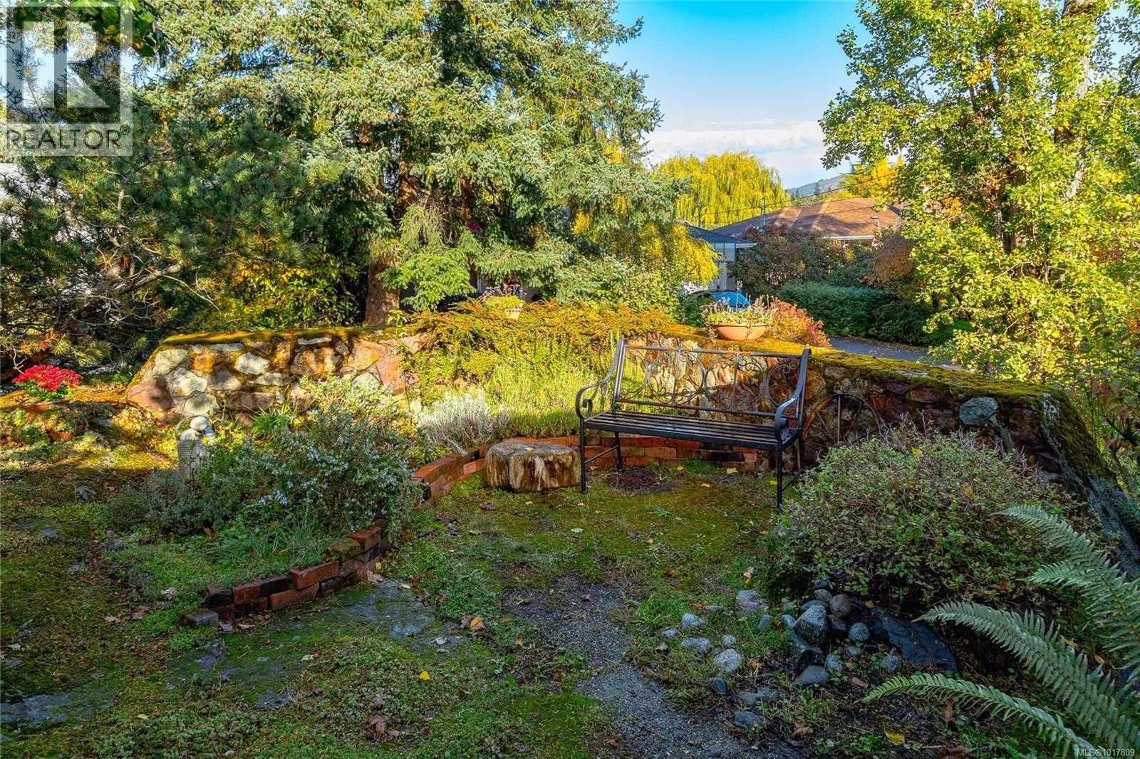 991 Snowdrop Avenue, Saanich