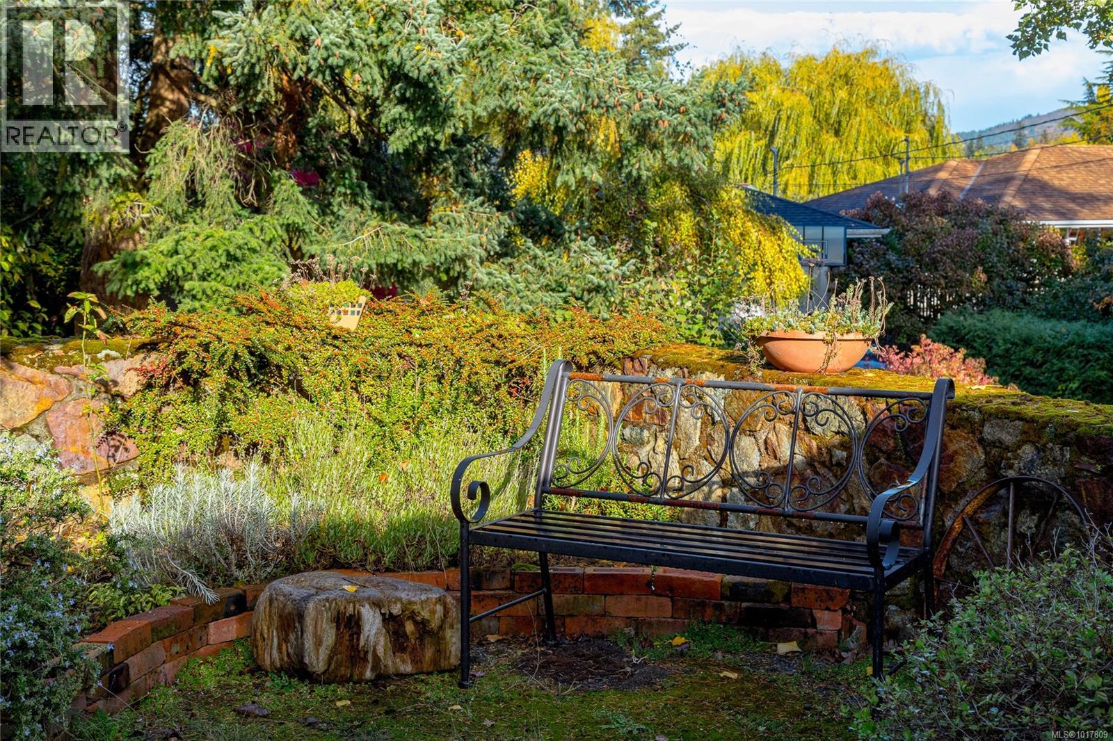 991 Snowdrop Avenue, Saanich