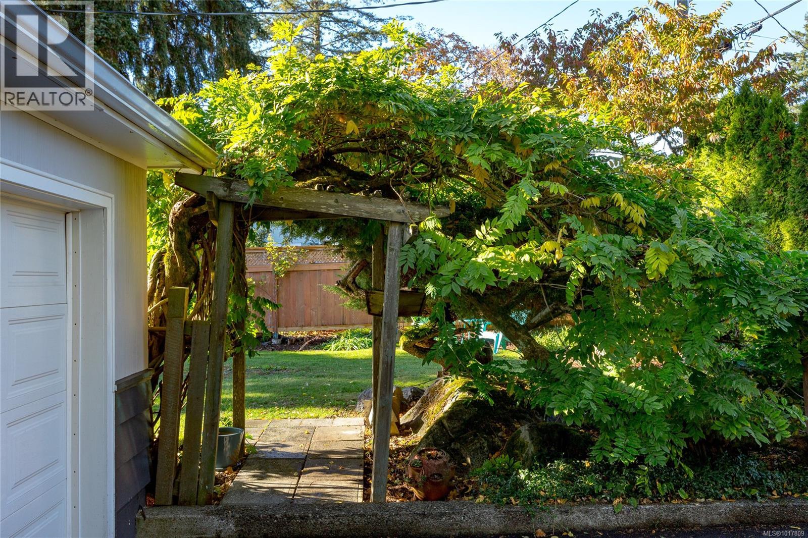 991 Snowdrop Avenue, Saanich