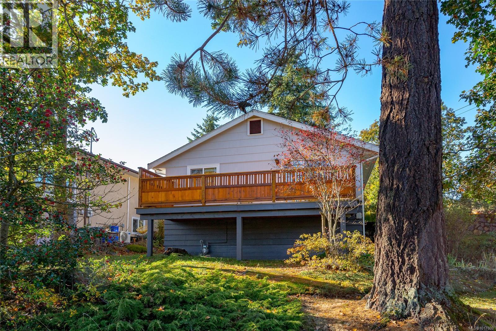 991 Snowdrop Avenue, Saanich