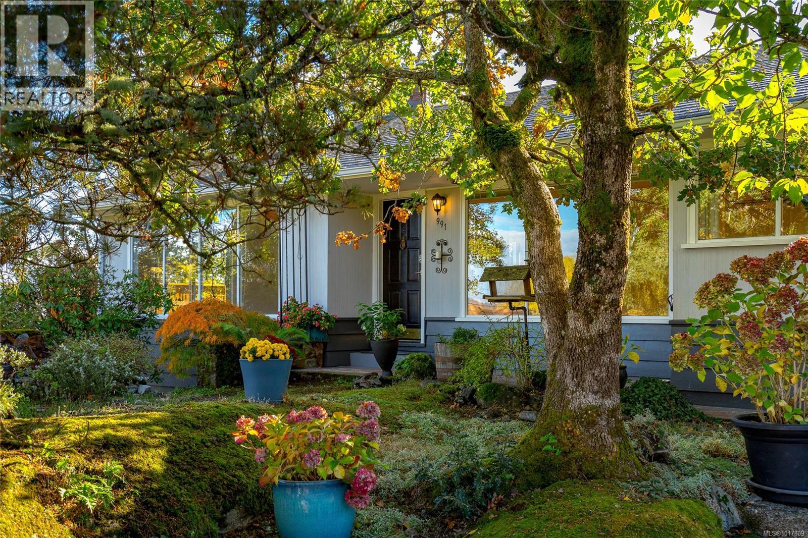991 Snowdrop Avenue, Saanich