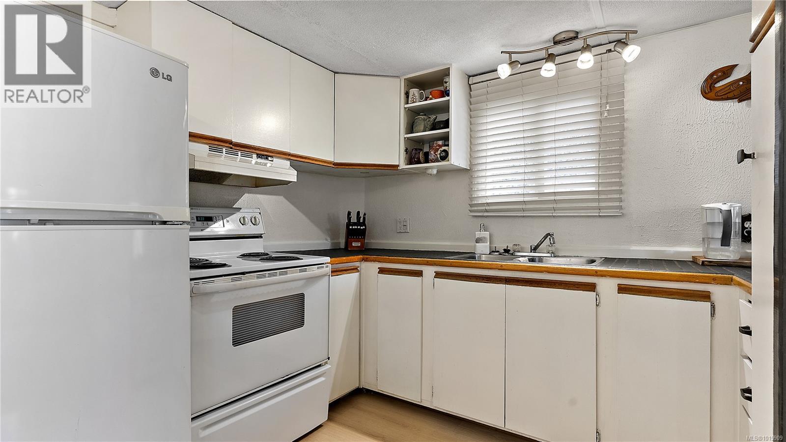 #11 2587 SELWYN RD - 7