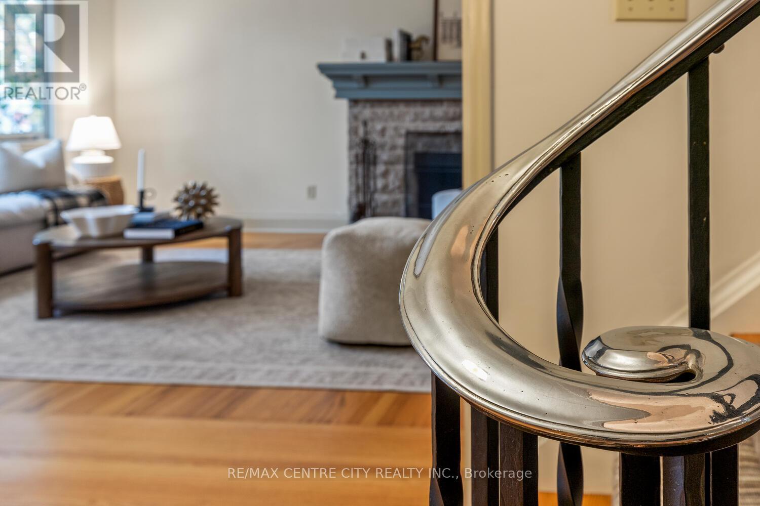 Single Family House for Sale in  SCENIC DRIVE Hamilton (Mountview) 