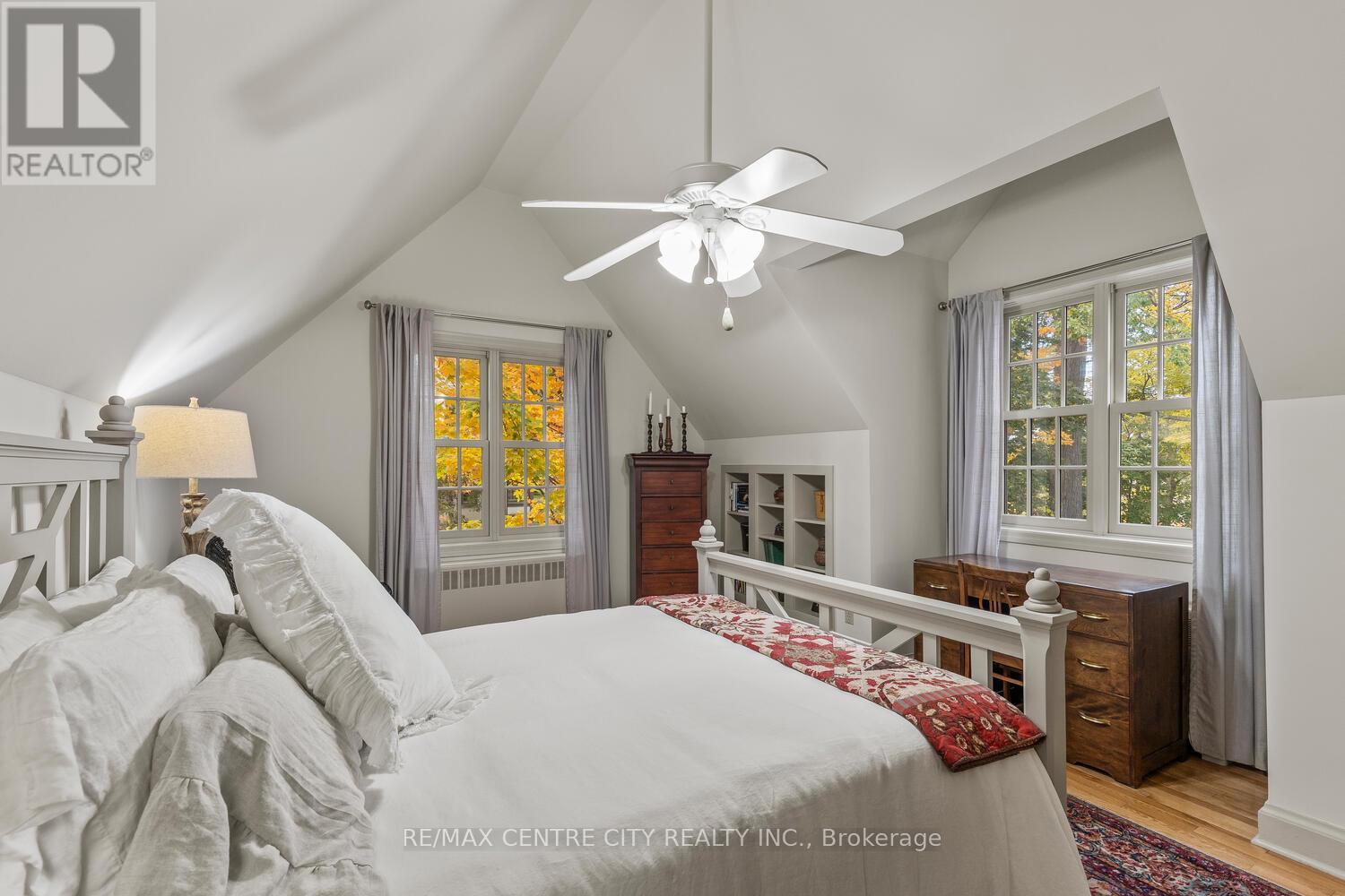 Single Family House for Sale in  SCENIC DRIVE Hamilton (Mountview) 