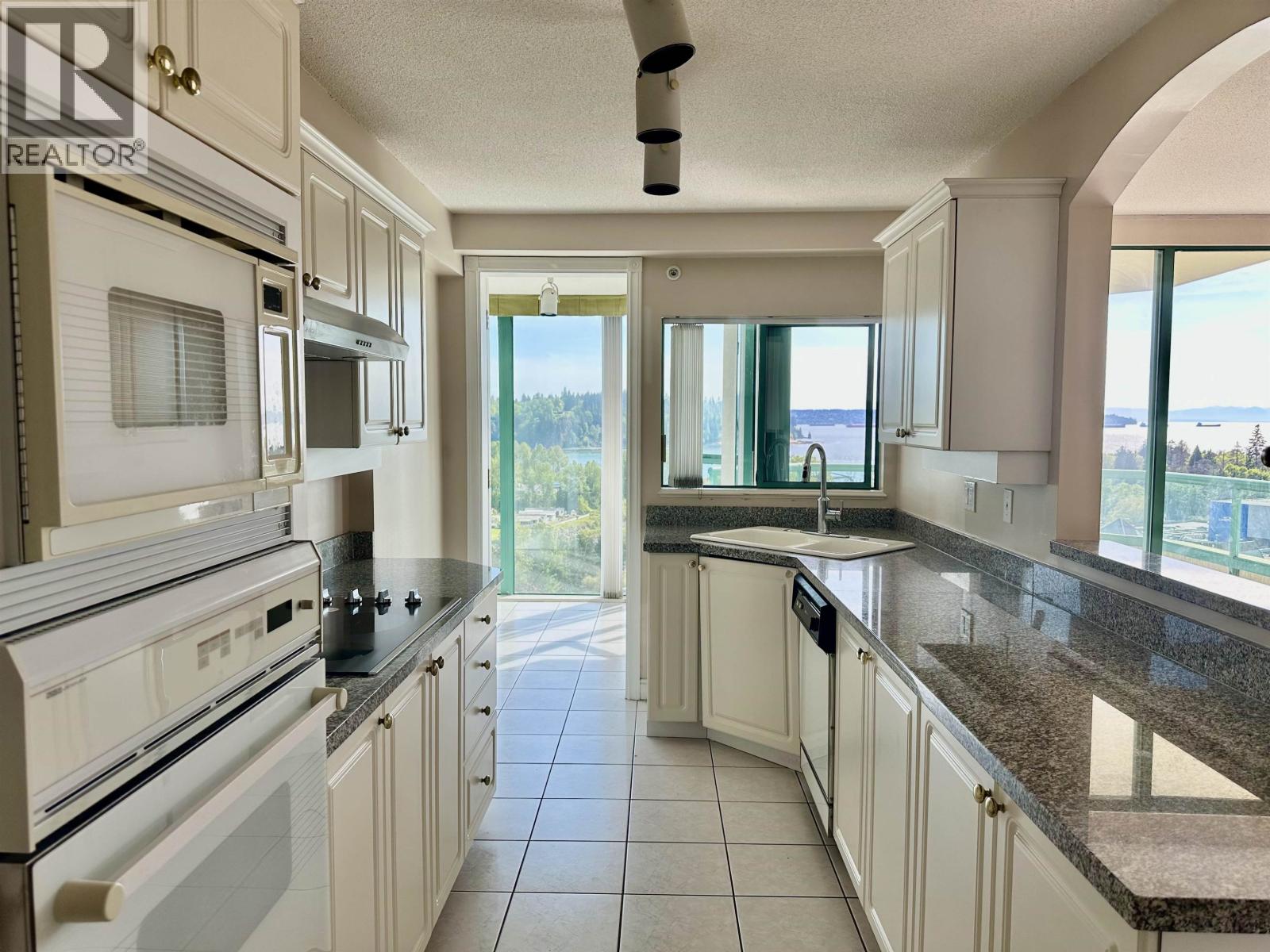 20C 338 TAYLOR WAY, West Vancouver