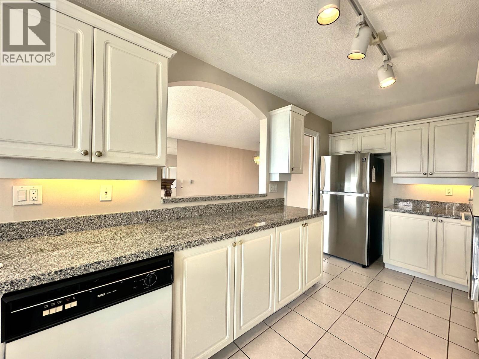 20C 338 TAYLOR WAY, West Vancouver