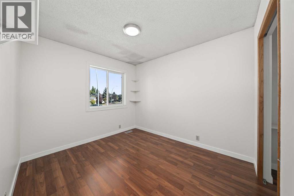 Single Family House for Sale in  Riverside Crescent SE Riverbend Calgary 