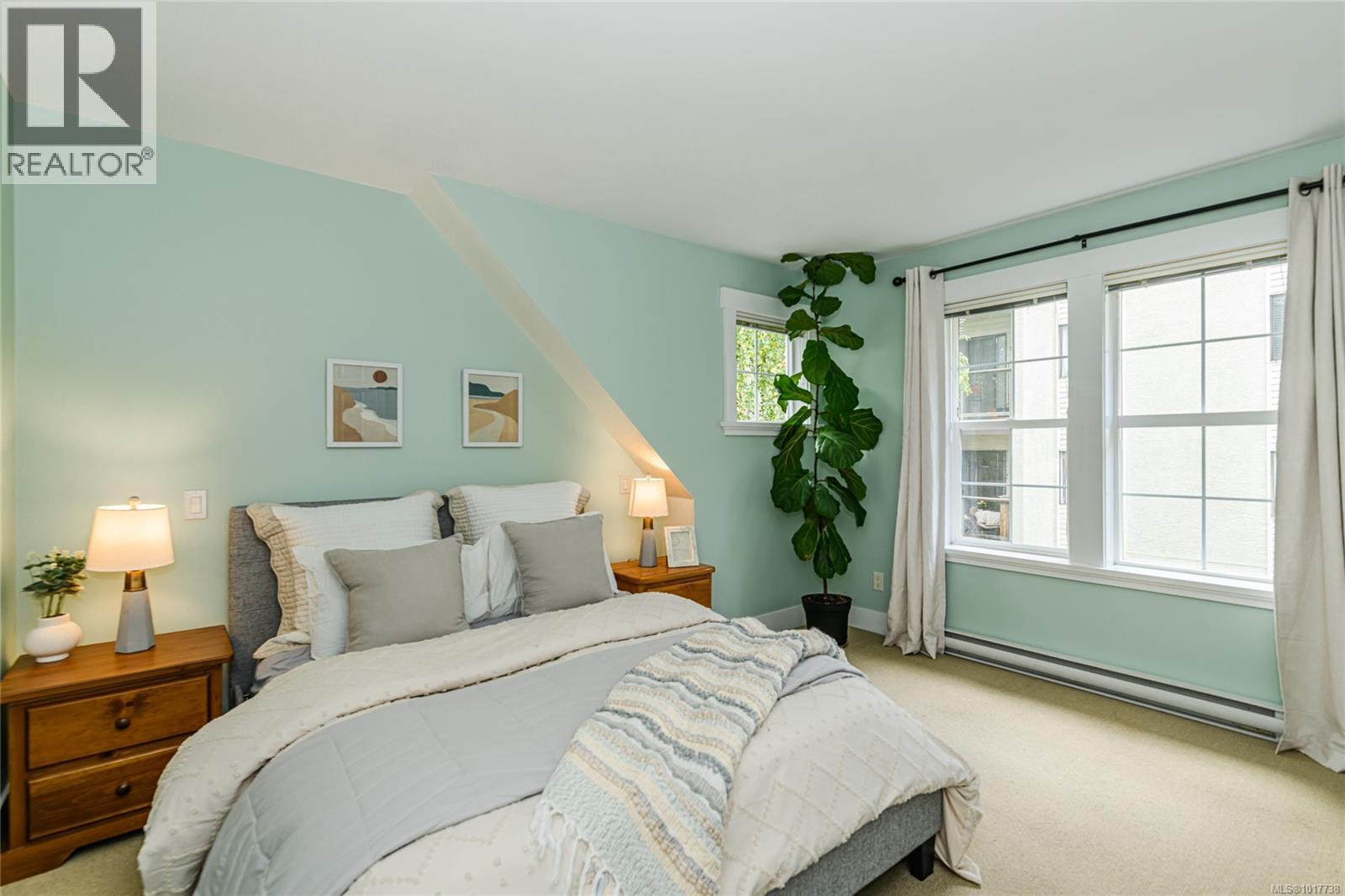 1 2738 Fifth Street, Victoria