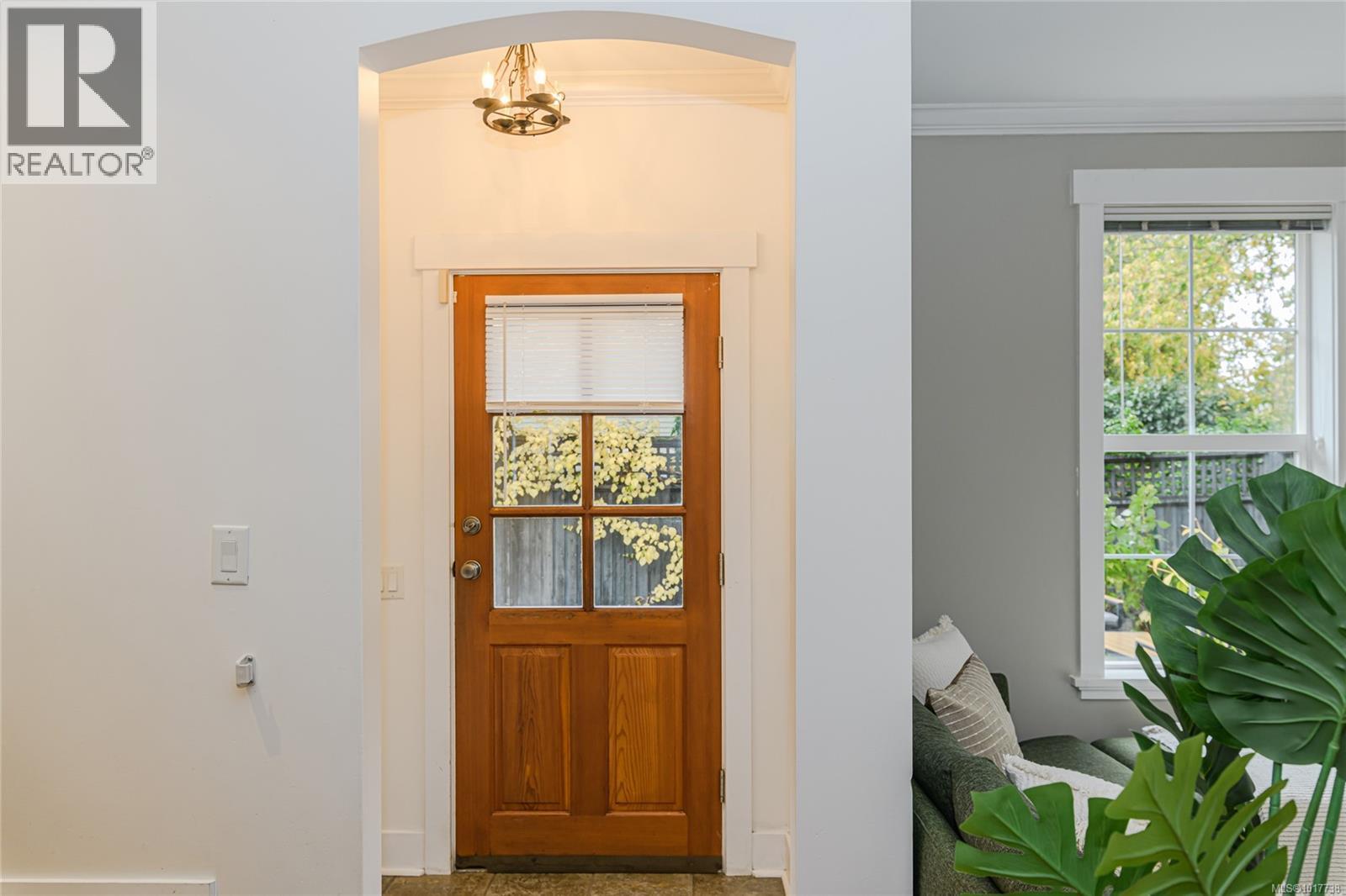 1 2738 Fifth Street, Victoria