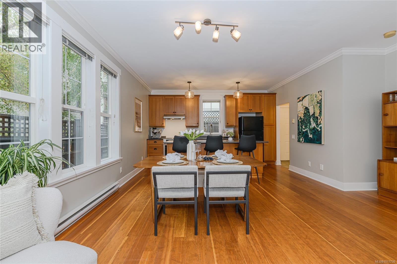 1 2738 Fifth Street, Victoria