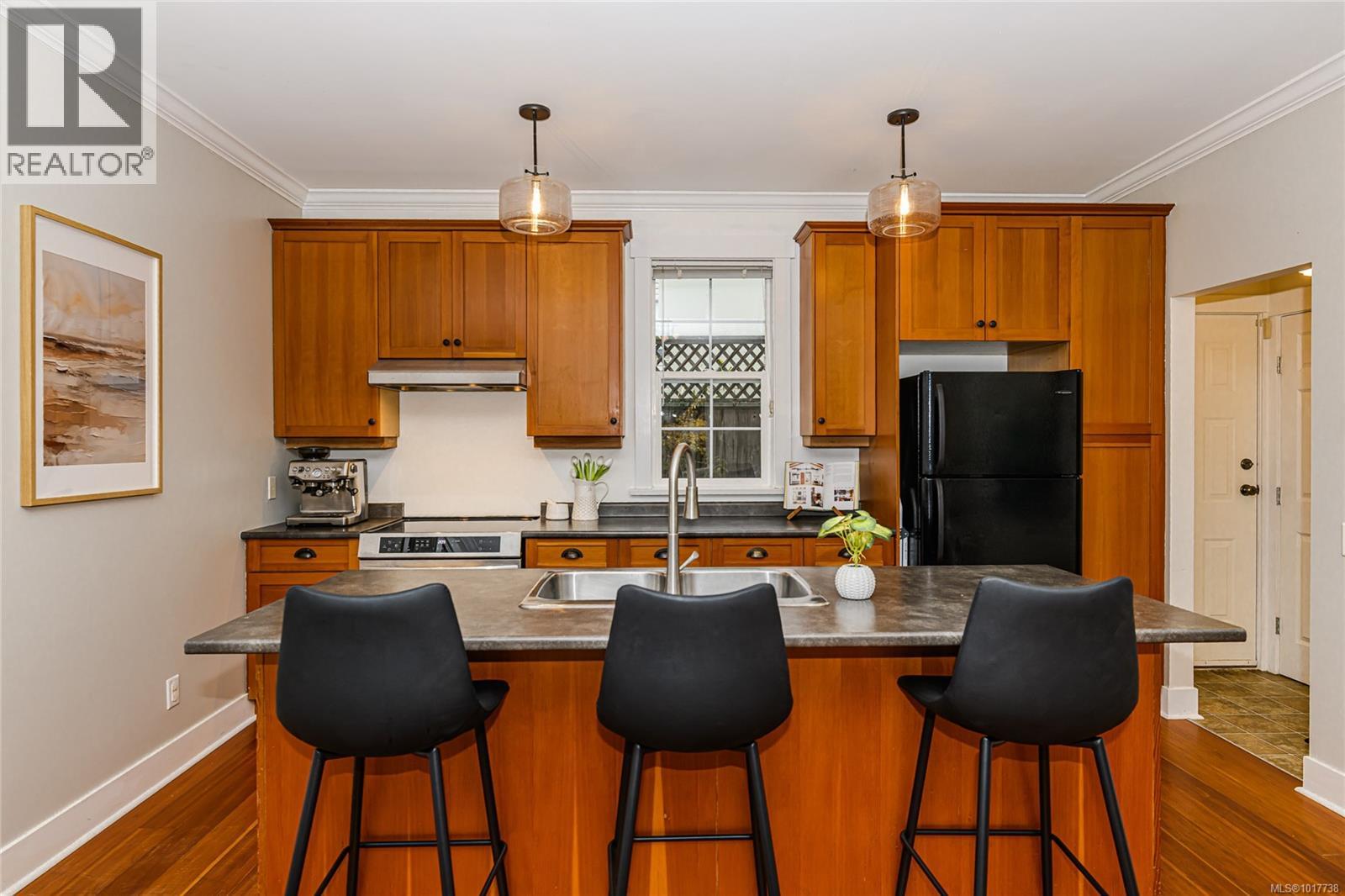1 2738 Fifth Street, Victoria