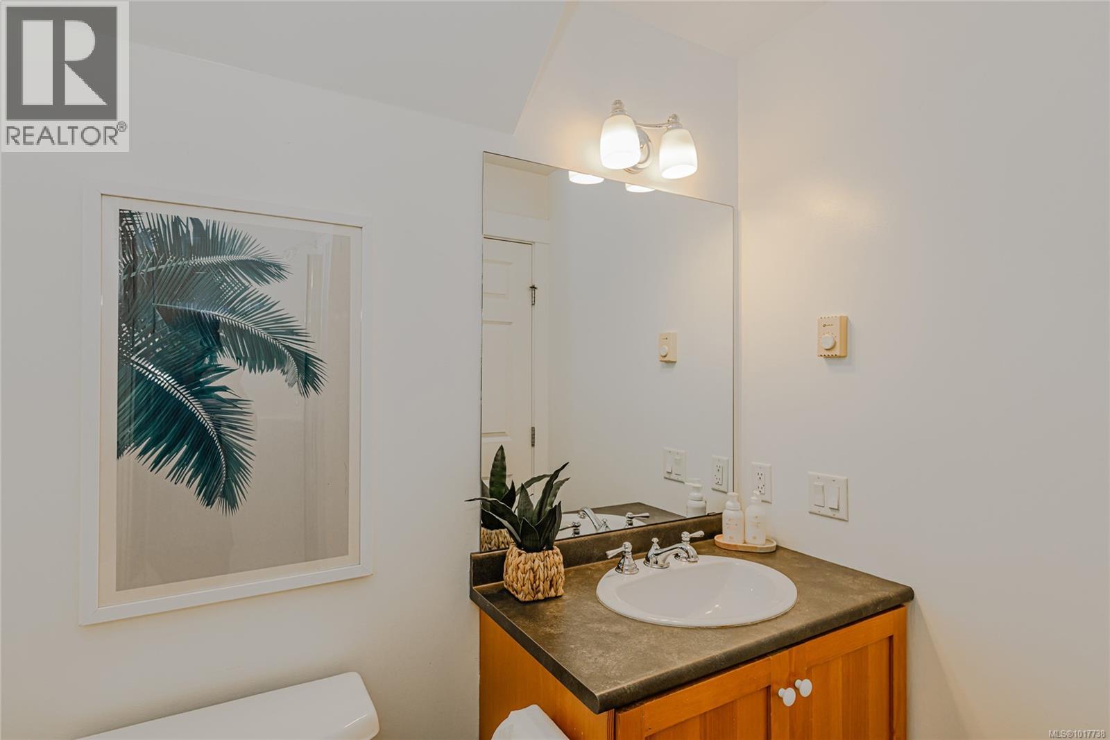 1 2738 Fifth Street, Victoria