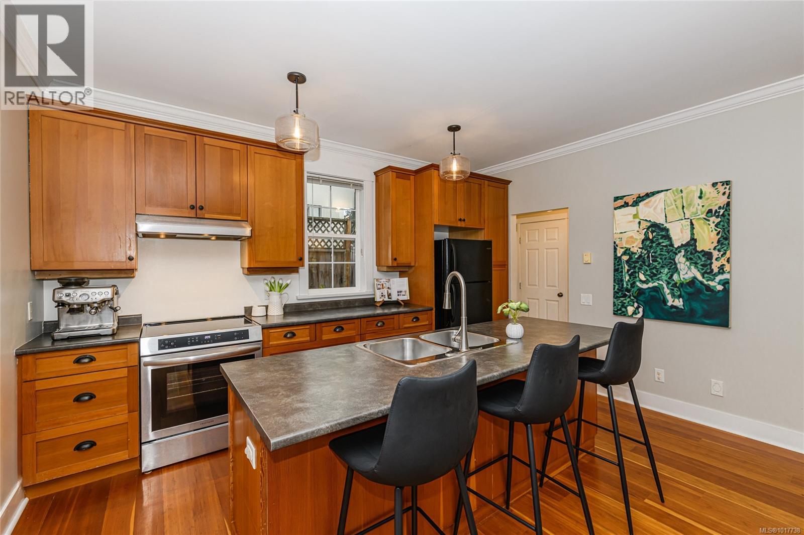 1 2738 Fifth Street, Victoria