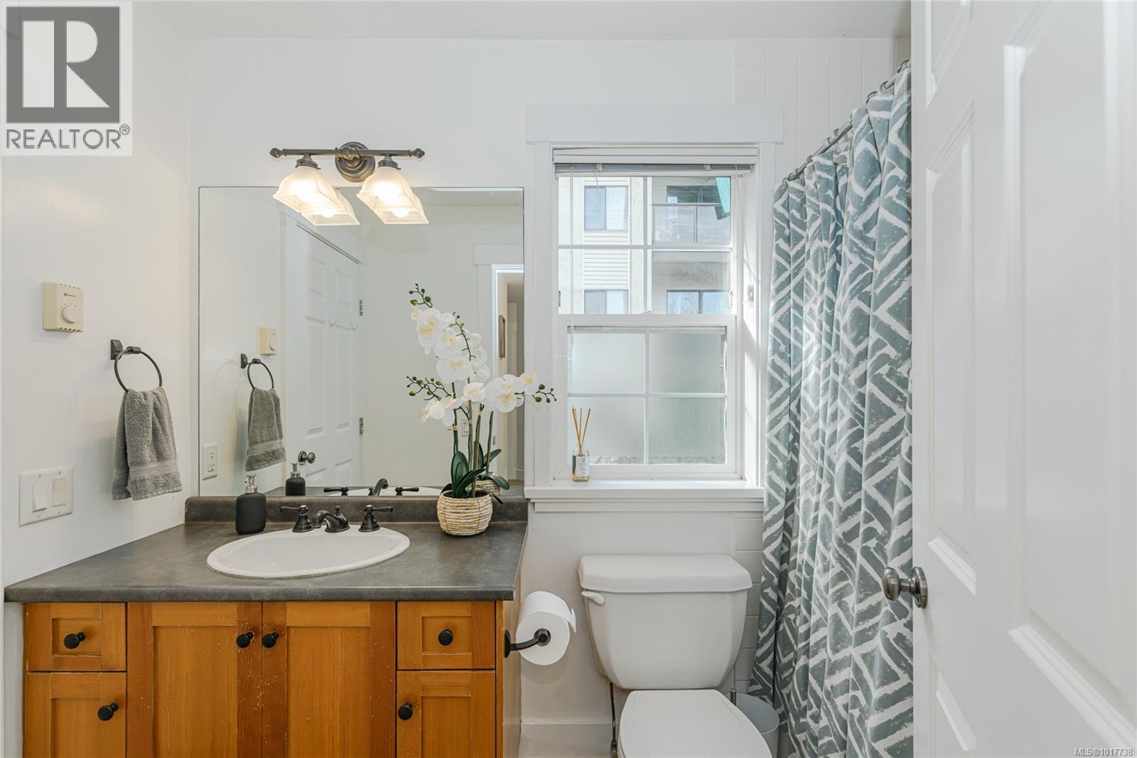 1 2738 Fifth Street, Victoria