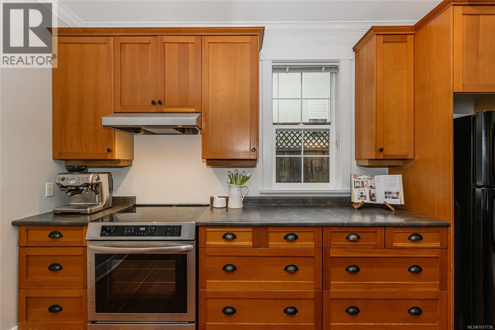 1 2738 Fifth Street, Victoria