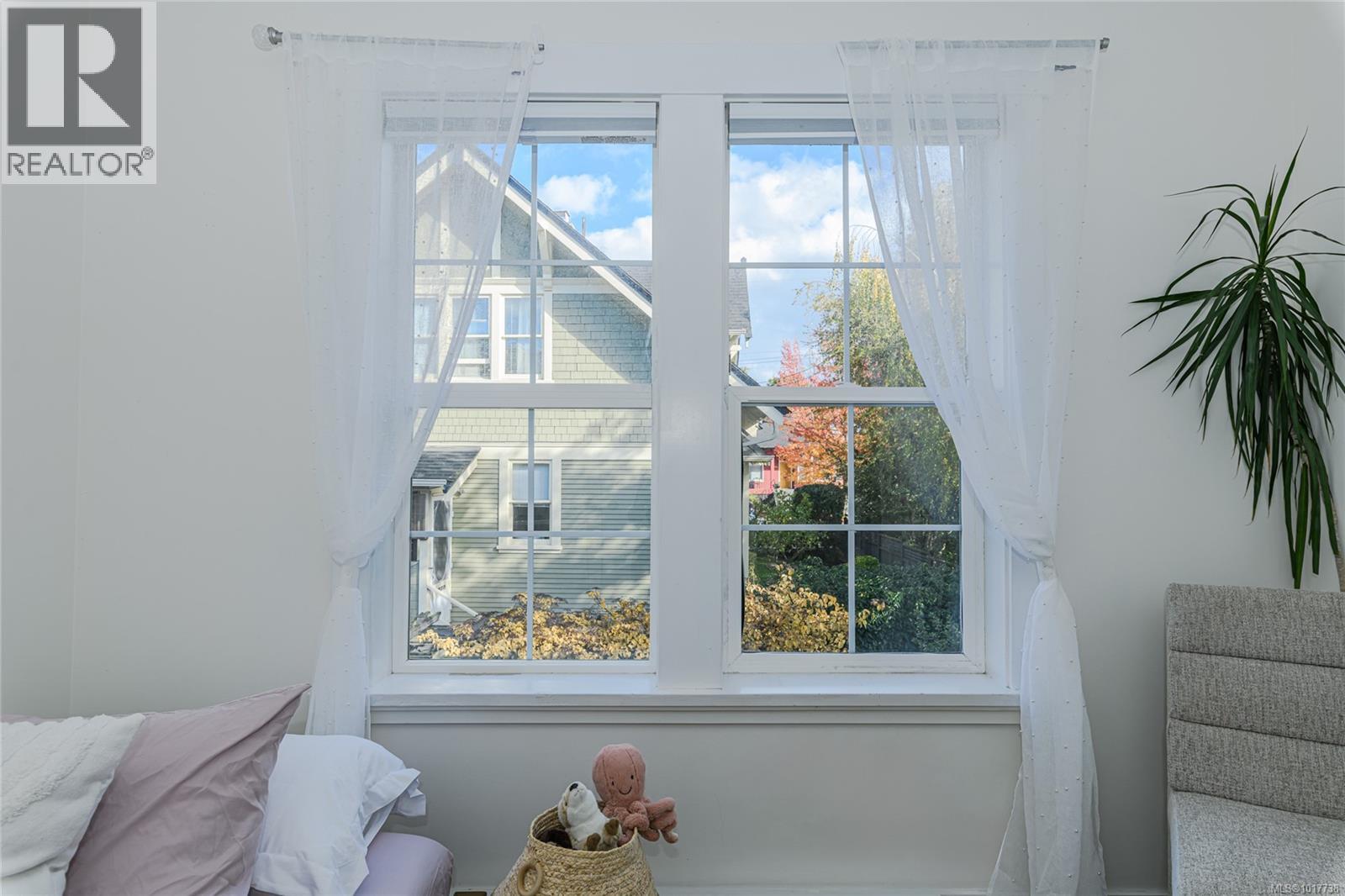1 2738 Fifth Street, Victoria