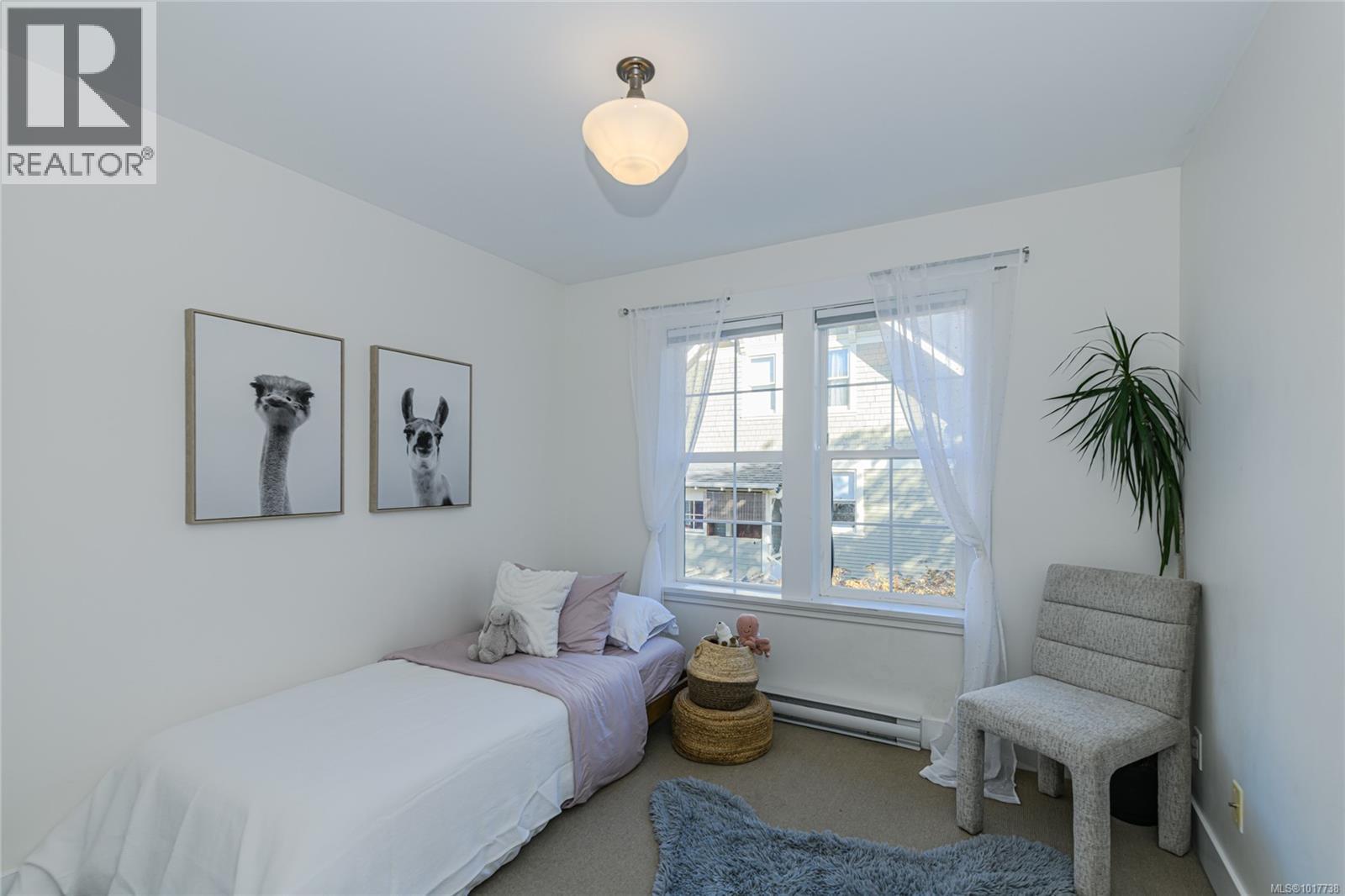 1 2738 Fifth Street, Victoria