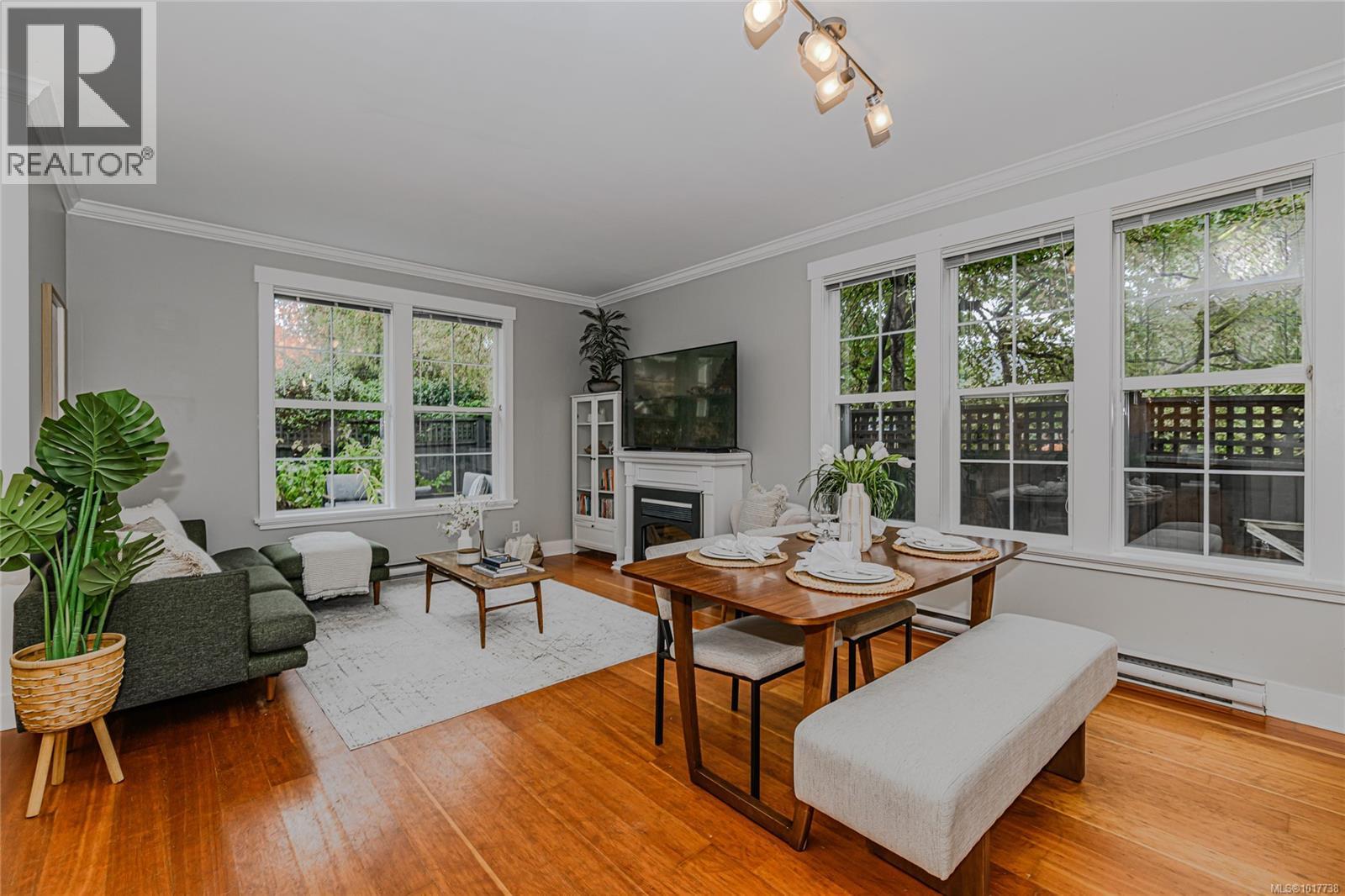 1 2738 Fifth Street, Victoria