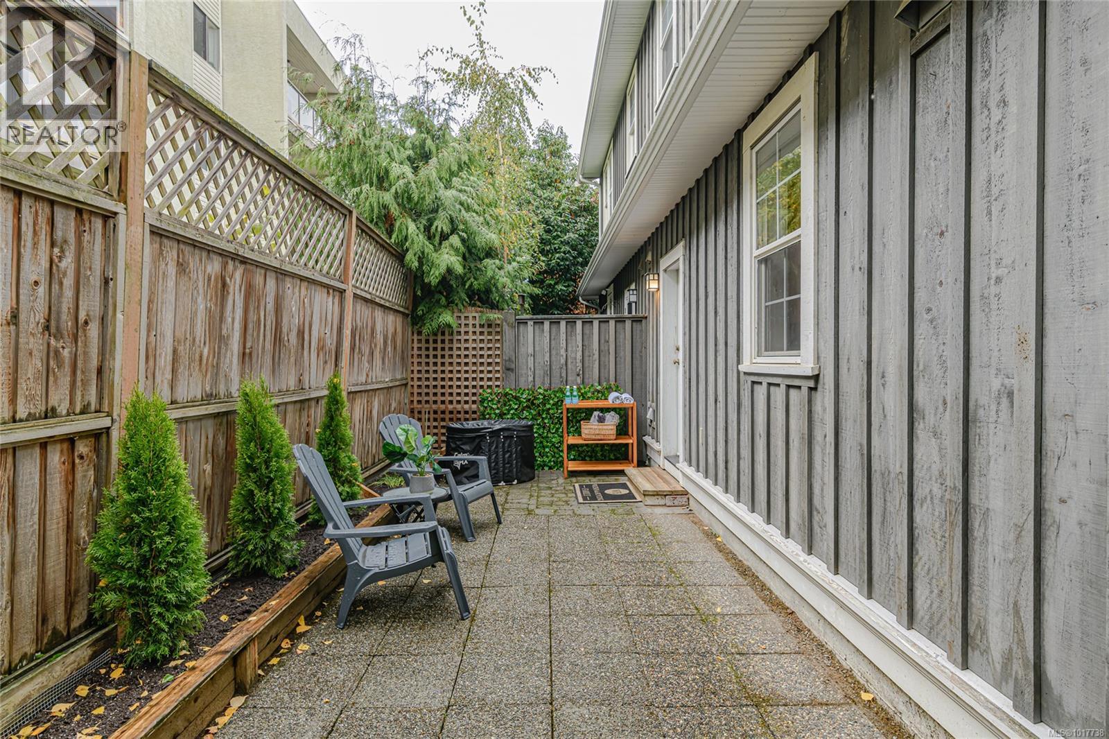 1 2738 Fifth Street, Victoria