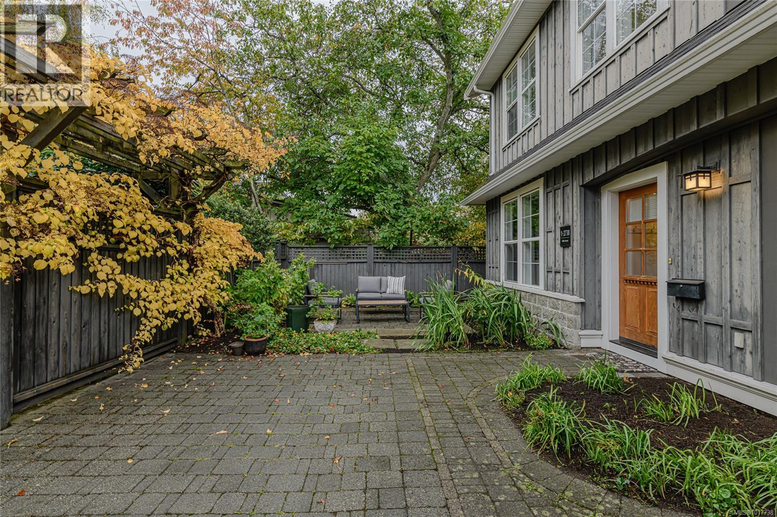 1 2738 Fifth Street, Victoria