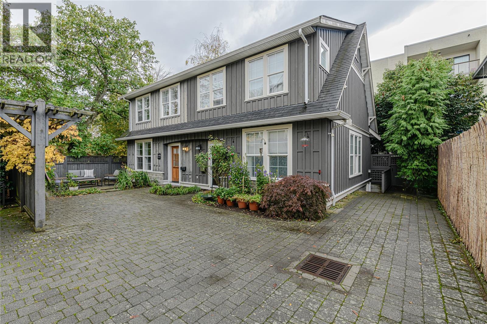 1 2738 Fifth Street, Victoria
