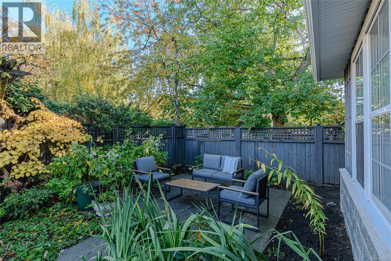 1 2738 Fifth Street, Victoria