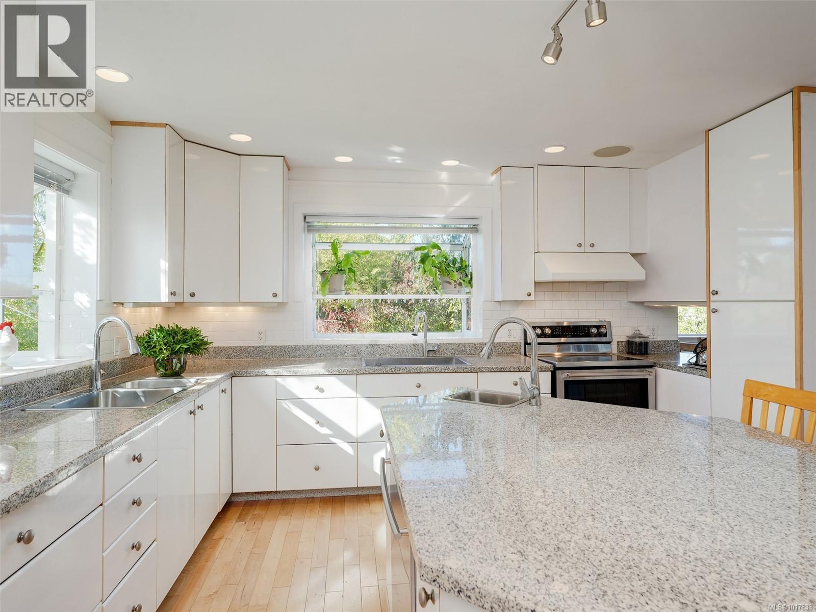 3221 Wascana Street, Saanich