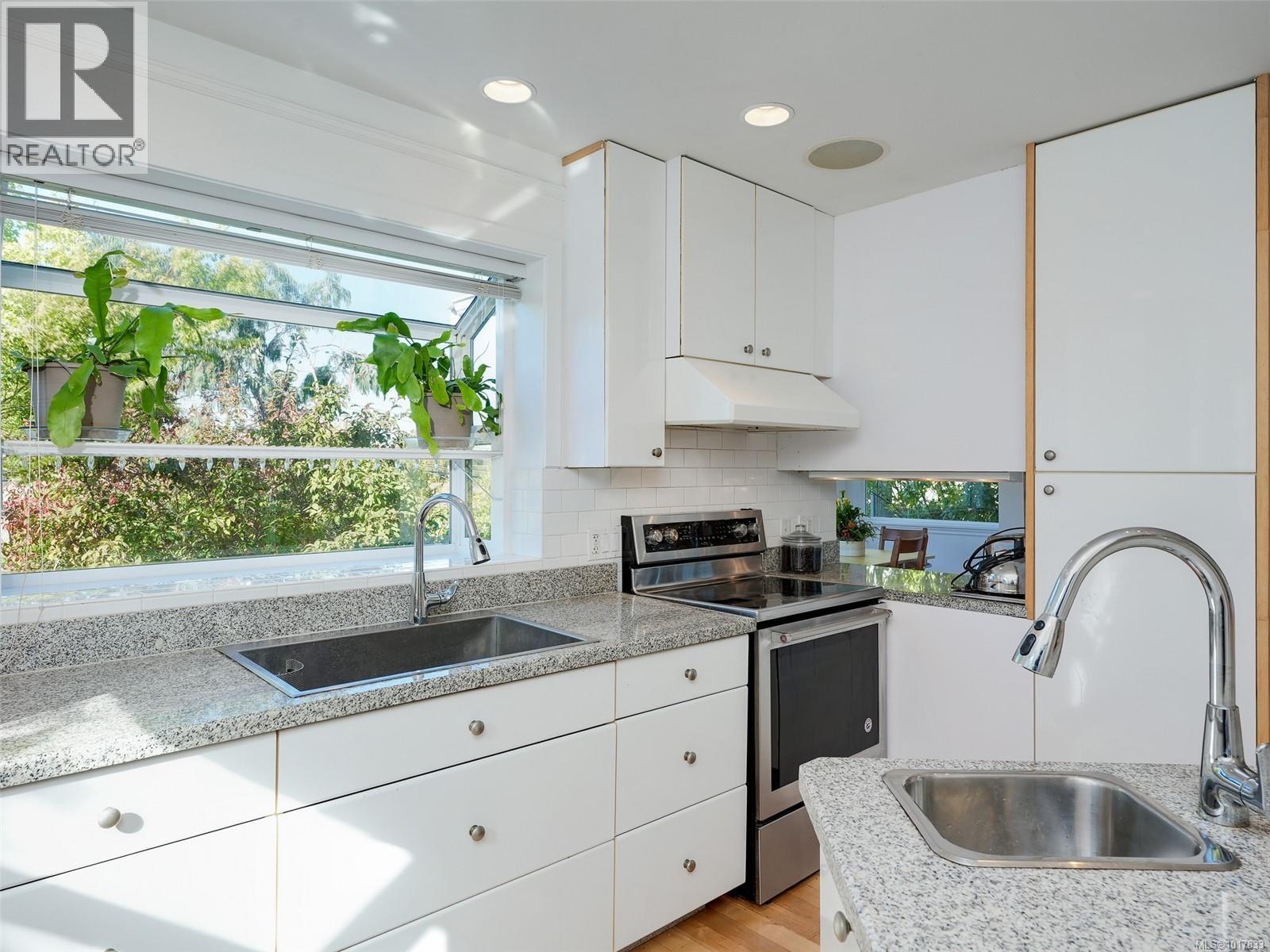 3221 Wascana Street, Saanich