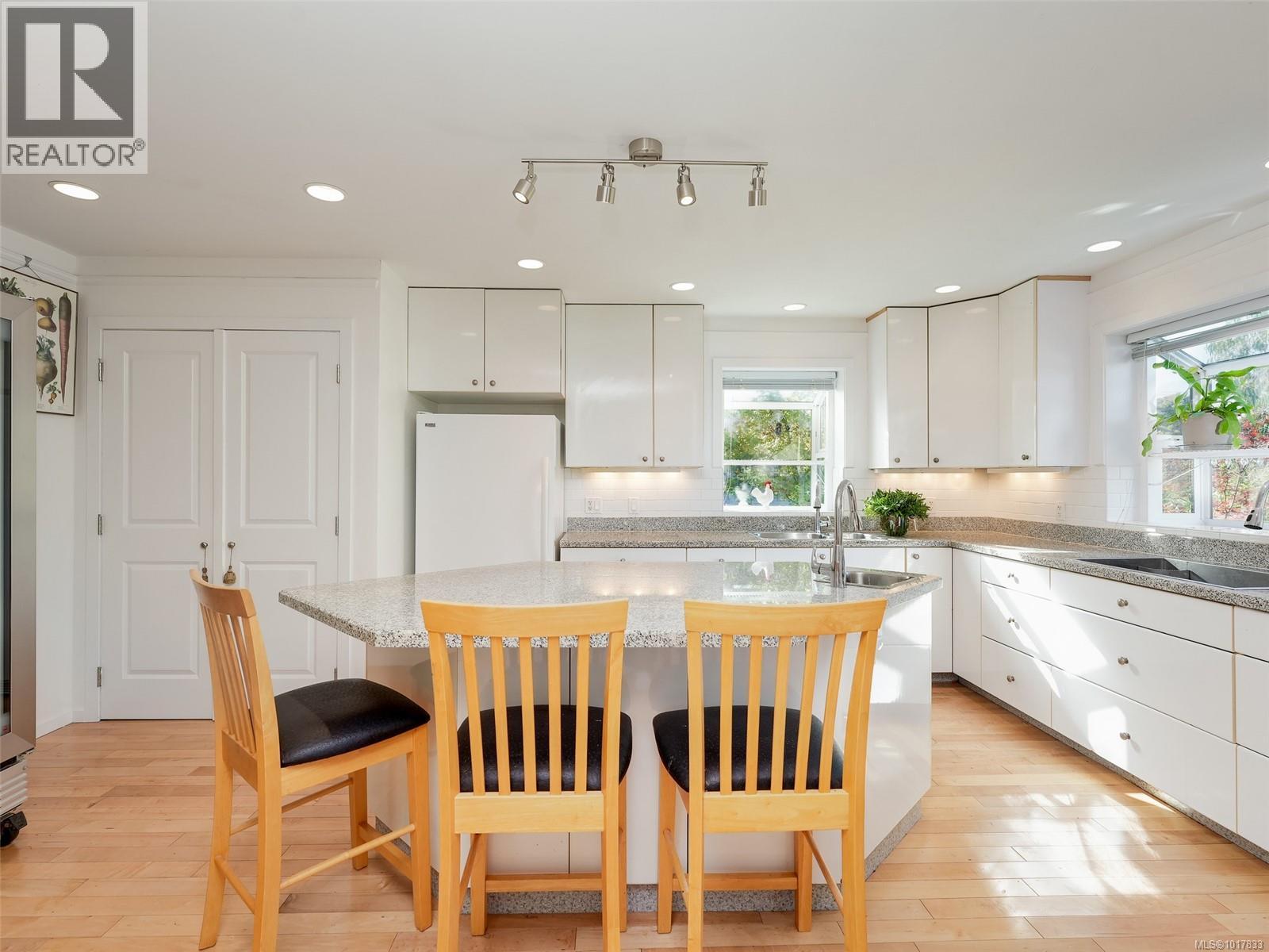 3221 Wascana Street, Saanich