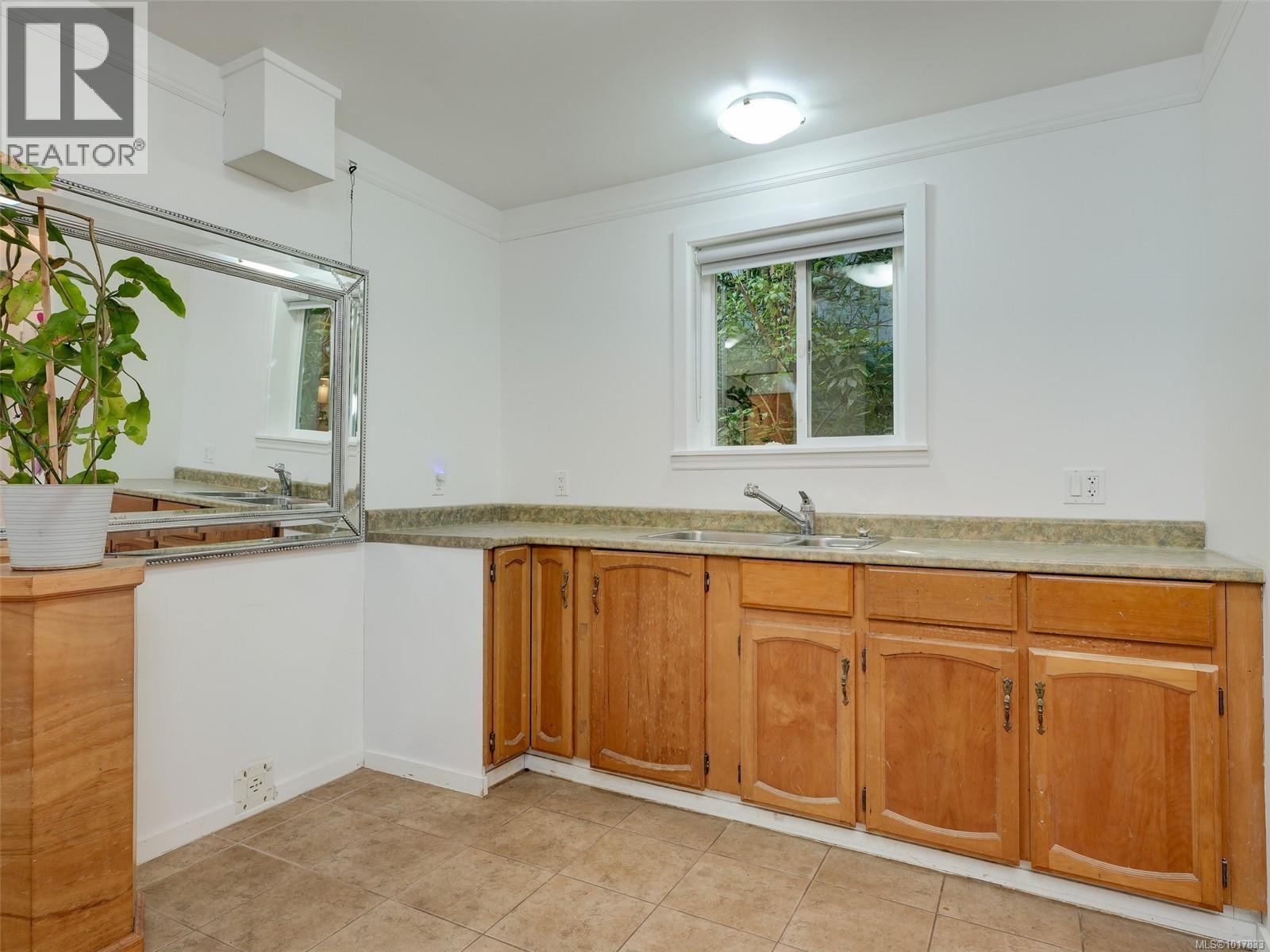 3221 Wascana Street, Saanich