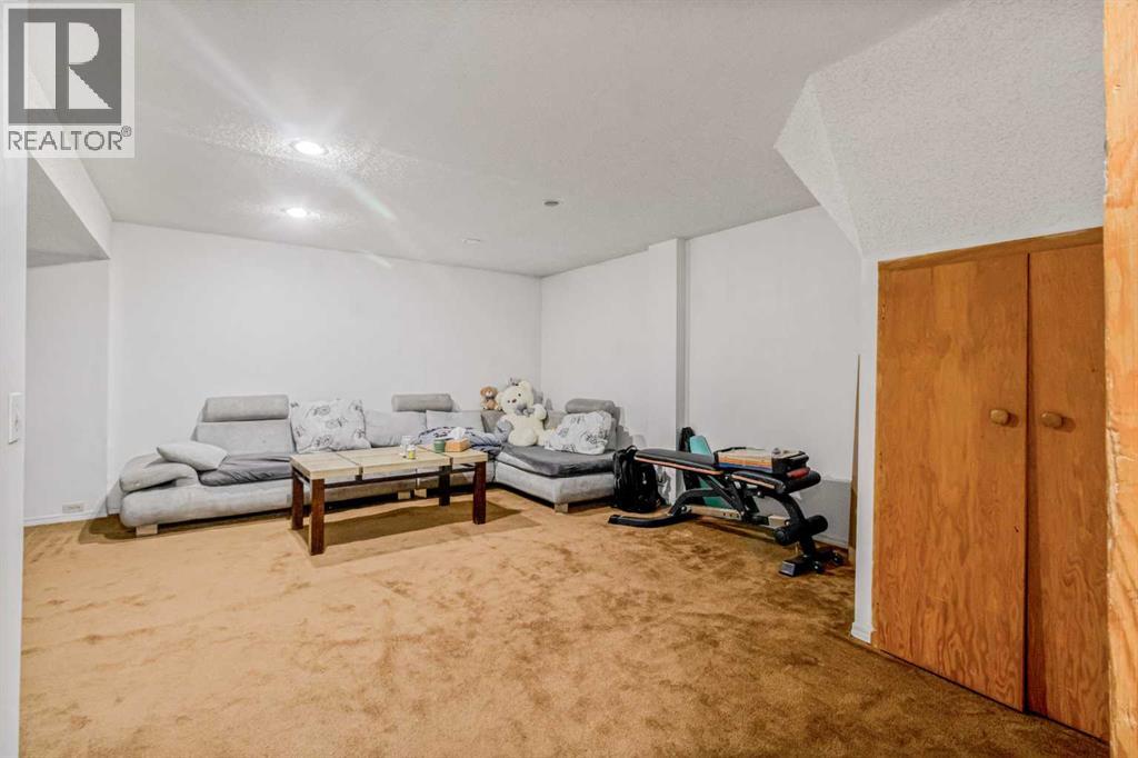 Single Family House Bungalow for Sale in  Dovercliffe Way SE Dover Calgary 