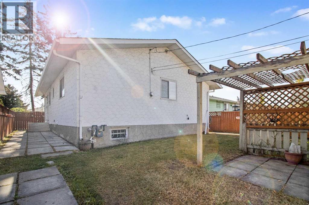 Single Family House Bungalow for Sale in  Dovercliffe Way SE Dover Calgary 