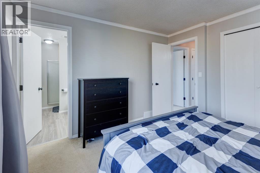 Single Family House for Sale in  Woodglen Grove SW Woodbine Calgary 