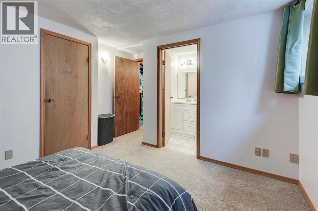 Single Family House for Sale in  Woodglen Grove SW Woodbine Calgary 