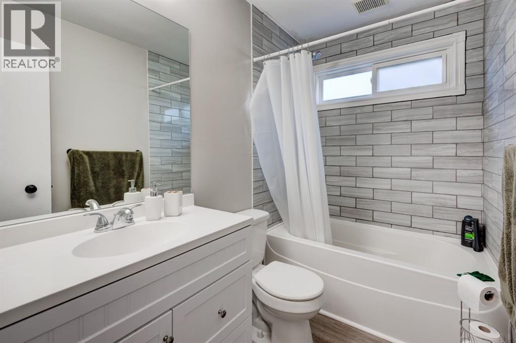 Single Family House for Sale in  Woodglen Grove SW Woodbine Calgary 