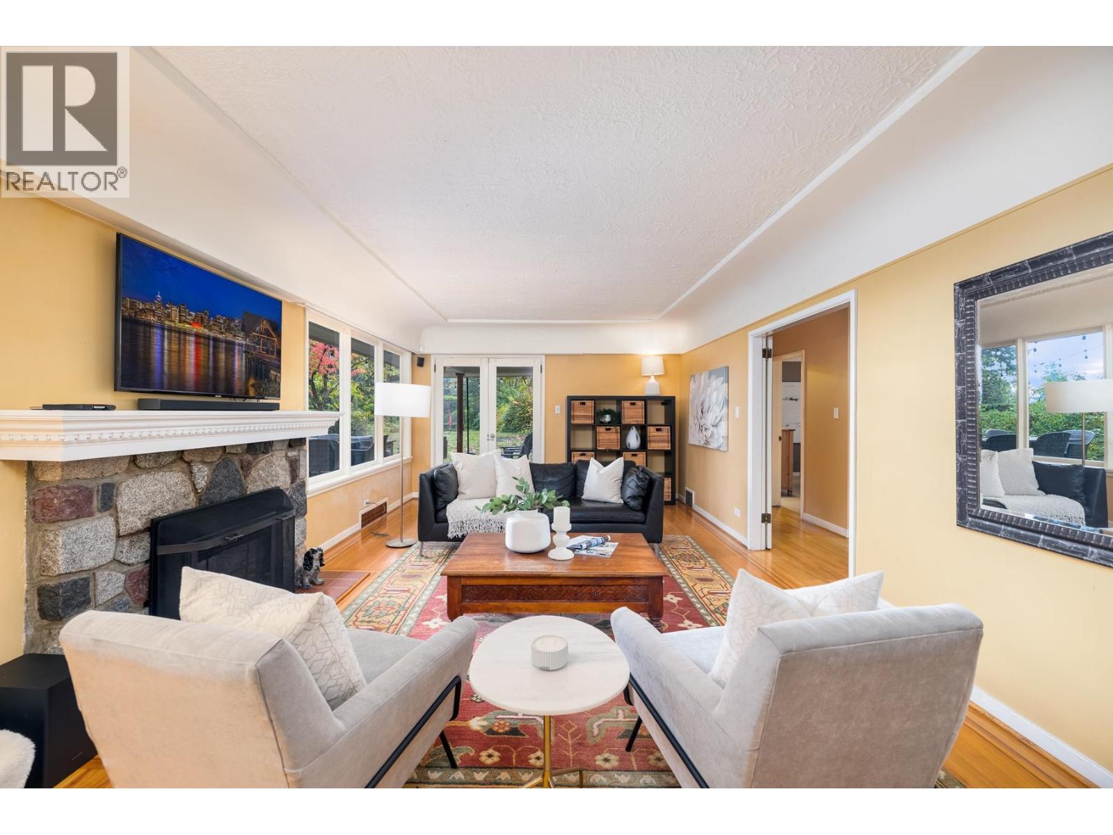 1090 W KEITH ROAD, North Vancouver