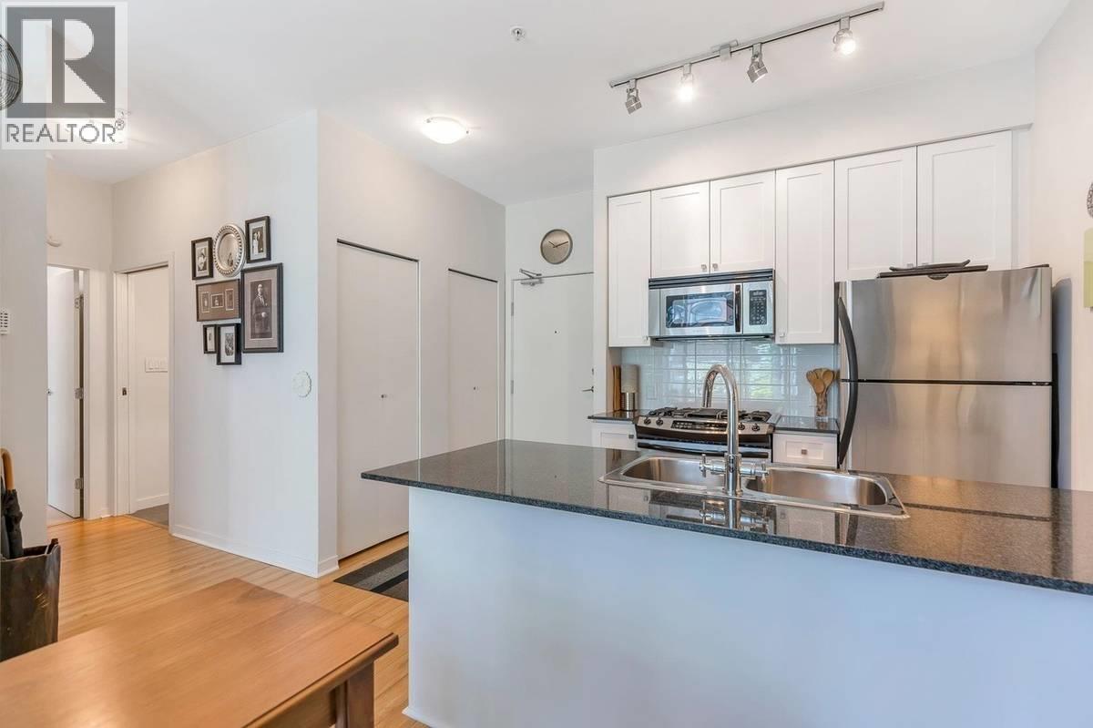 304 480 ROBSON STREET, Vancouver