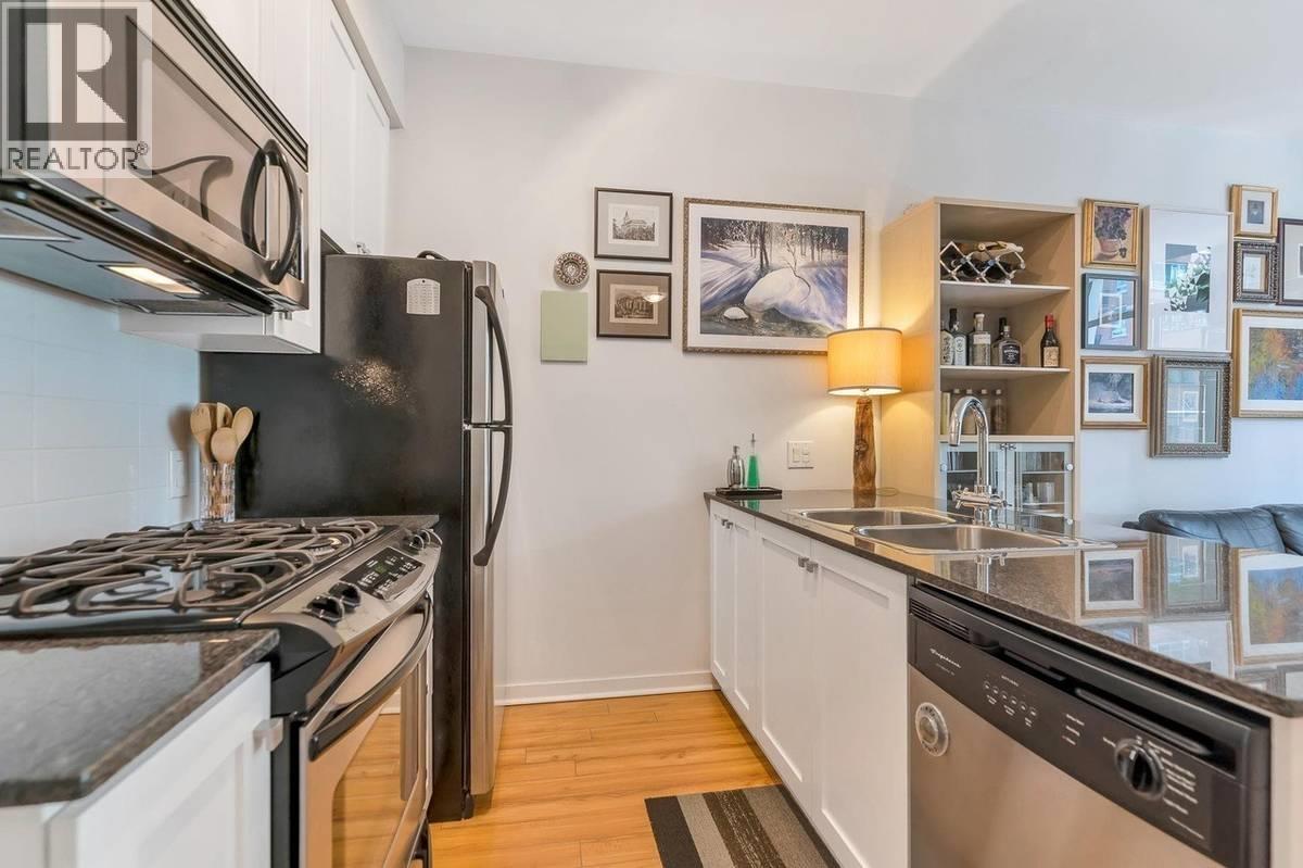 304 480 ROBSON STREET, Vancouver