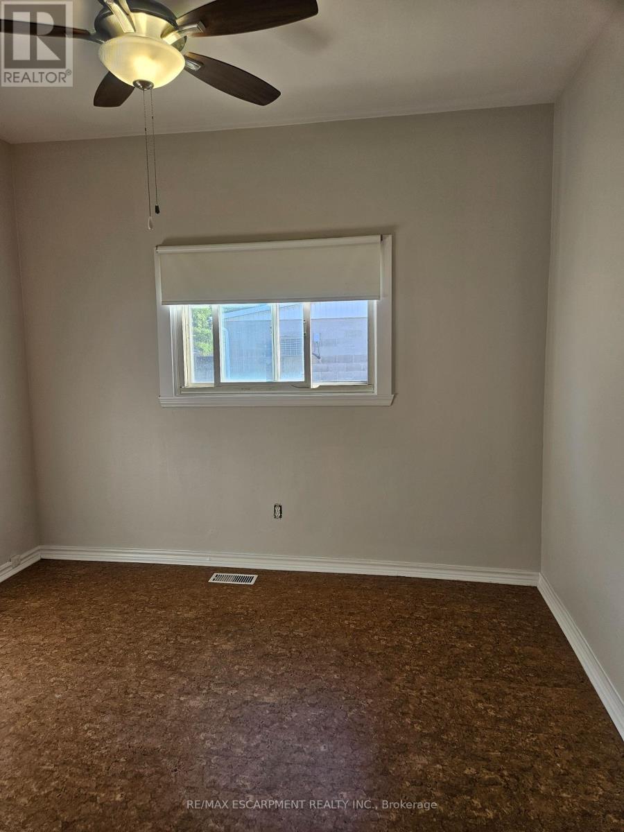 Single Family House Bungalow for Sale in  COCHRANE ROAD Hamilton (Rosedale) 