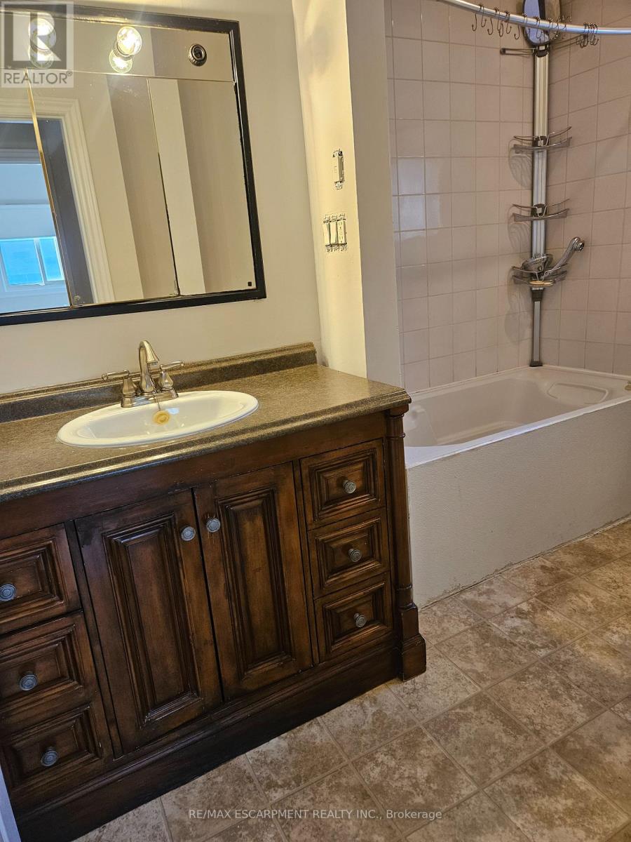 Single Family House Bungalow for Sale in  COCHRANE ROAD Hamilton (Rosedale) 